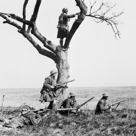 Gordon Highlanders in supporto osservano  i combattimenti lungo una bassa cresta, Nesle, 24 marzo 1918  © IWM (Q 10785)