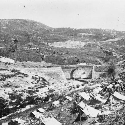 Il raid su Amman, marzo 1918. Le colline moabite sulla strada per Es Salt (Wadi Nimri). © IWM Q 12612