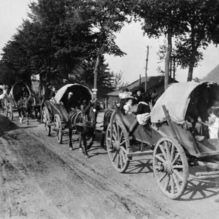 Cattura tedesca di Bapaume, 24 marzo 1918. Civili francesi in fuga vicino a Bapaume nei loro carri agricoli. © IWM Q 56515