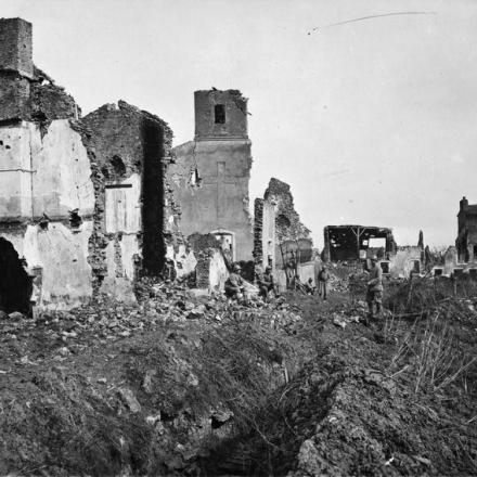Truppe francesi che riposanoa Norroy-les-Pont-a-Mousson, 24 marzo 1918 © IWM (Q 78984)