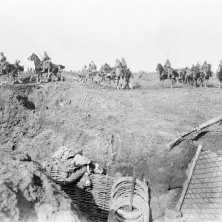 Ulani tedeschi che attraversano le trincee britanniche catturate durante lo sfondamento a ovest di St. Quentin, vicino a Ervillers, marzo 1918 © IWM Q 29889