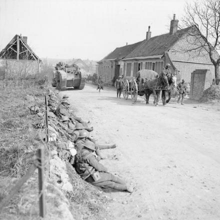 Mark V tank ad Aveluy.Uomini di un reggimento di fanteria leggera riposano sul ciglio della strada. 25 marzo 1918.© IWM (Q 8640)