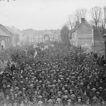 Battaglia di Rosières (Operazione Michael). Concentrazione della 17a Divisione a Hénencourt come riserva del V Corpo dopo l'evacuazione. 26 marzo 1918. © IWM (Q 8621)