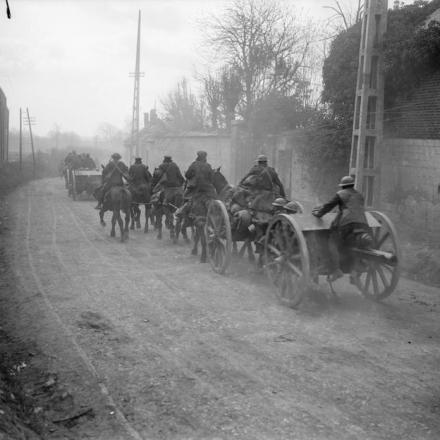 Una batteria di cannoni da 18 libbre della Royal Field Artillery che passa attraverso Mailly-Maillet per contrastare l'avanzata tedesca, 26 marzo 1918. © IWM (Q 8632)