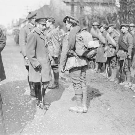Re Giorgio V d’Inghilterra ispeziona il 51 ° battaglione, Machine Gun Corps, al fronte. Bouquemaison Marzo 1918. © IWM Q 314