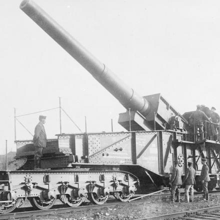 Artiglieri tedeschi che equipaggiano un cannone pesante su montaggio ferroviario, marzo 1918. © IWM Q 37888