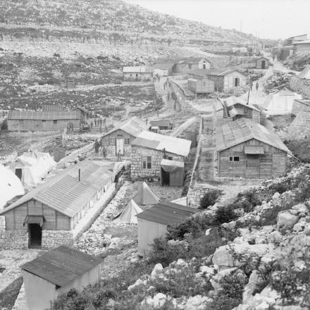 Un posto di medicazione del Royal Army Medical Corps sull'Altopiano di Asiago, 1918. © IWM Q 26870