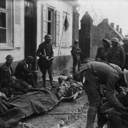 Prima battaglia della Somme 1918. A Hourges fuori dell'edificio occupato dal 4th Cavalry Field Ambulance durante l'attacco della 2ª divisione di cavalleria su Rifle Wood, 1 aprile 1918. © IWM (Q 11746)