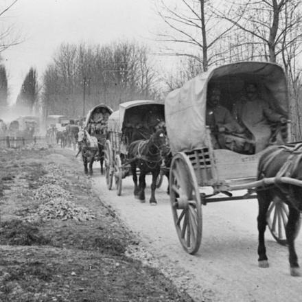 Carri francesi con rifornimenti sulla strada Soissons-Compiegne, 1 aprile 1918. © IWM (Q 70061)