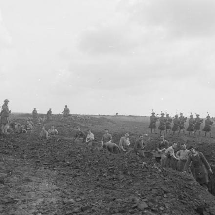 1/14th County of London Battalion scava una trincea  al campo di Durham, Mont-Saint-Eloi, durante una settimana di "riposo e allenamento" al suono delle cornamuse, 2 aprile 1918. © IWM (Q 10853) 