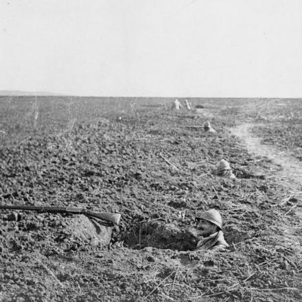 Truppe francesi in buche per fucilieri in prima linea vicino a Le Plessier, 2 aprile 1918.© IWM (Q 78097)
