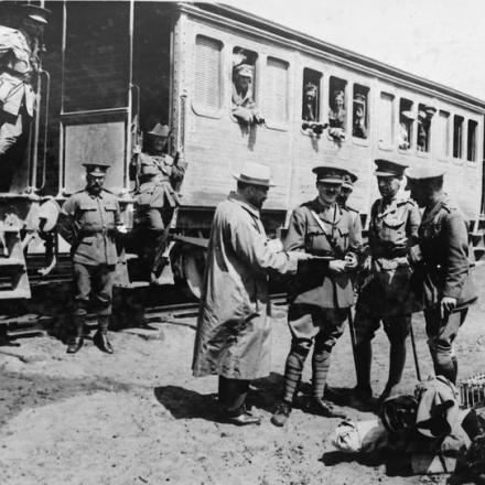 L'arrivo a Tel Aviv di Chaim Azriel Weizmann, presidente della Commissione sionista per la Palestina, il 3 aprile 1918. © IWM (Q 13183)