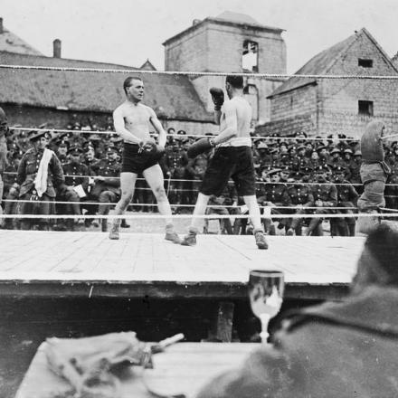 Torneo di boxe tenuto dal 14 ° battaglione, London Regiment (London Scottish) a Mont-Saint-Éloi. © IWM (Q 319)