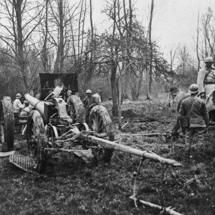 Un cannone francese da artiglieria pesante Schneider da 155 mm sulla strada da La Faloise a Epagny, 3 aprile 1918.© IWM (Q 80292)