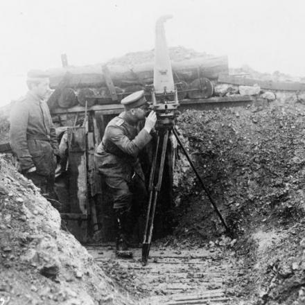 Un fotografo tedesco che utilizza una fotocamera stereoscopica dotata di periscopio per l'uso della trincea, aprile 1918.© IWM (Q 23938)