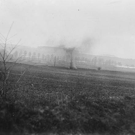 Battaglia dell'Aire. Una granata tedesca che scoppia in un campo vicino Moreuil, il 5 aprile 1918. Il fiume Aire è sullo sfondo. © IWM (Q 10861)