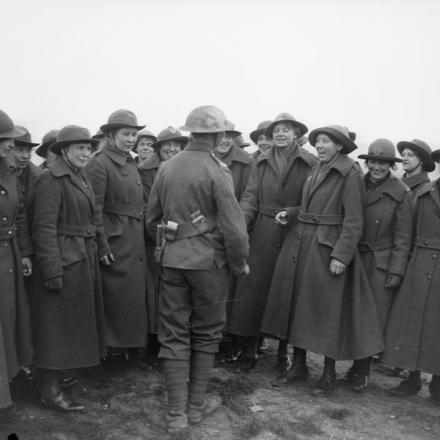 Gruppo di membri della WAAC che parlano con un soldato britannico ad Etaples, il 5 aprile 1918. © IWM (Q 8666)