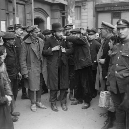 L'arresto di una presunta spia tedesca ad Amiens, il 6 aprile 1918. © IWM (Q 11582)