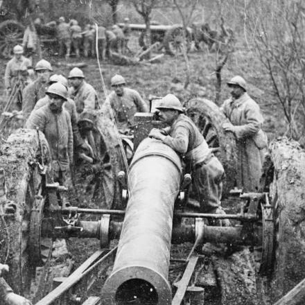 Le truppe francesi posizionano un cannone da artiglieria Schneider C17S da 155 mm, a sud di La Faloise, il 6 aprile 1918. © IWM (Q 70052)