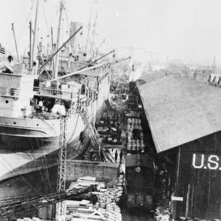 Il trasporto americano spedisce USS Nansomend, USS Finland e USS Tivives nel porto di St. Nazaire, il 7 aprile 1918. © IWM (Q 70655)
