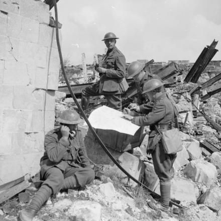 Osservatori della Royal Garrison Artillery tra le rovine di Ransart, 7 aprile 1918. © IWM (Q 8677)