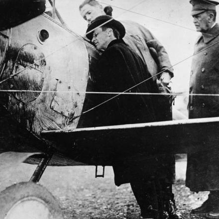 Newton D. Baker, segretario alla guerra degli Stati Uniti, e il Maggiore Generale Black, il capo degli US Engineers, ispezionano un aereo Nieuport all'Aerodromo di Issoudun, l'8 aprile 1918. © IWM (Q 103590)