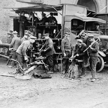 Le truppe del Corpo di Artiglieria che riassemblano e riparano cannoni in un laboratorio di riparazioni mobile lungo la strada Beauval-Amiens. © IWM (Q 347)