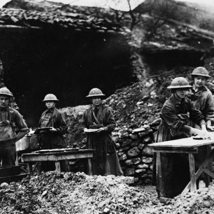 Ragazze dell'esercito della salvezza che preparano pasticcini per le truppe della 26a divisione americana ad Ansonville, il 9 aprile 1918. © IWM (Q 101094)