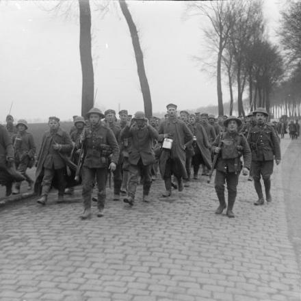 Battaglia di Estaires. Prigionieri tedeschi in arrivo. Vicino a Bethune, il 9 aprile 1918. © IWM (Q 10885)