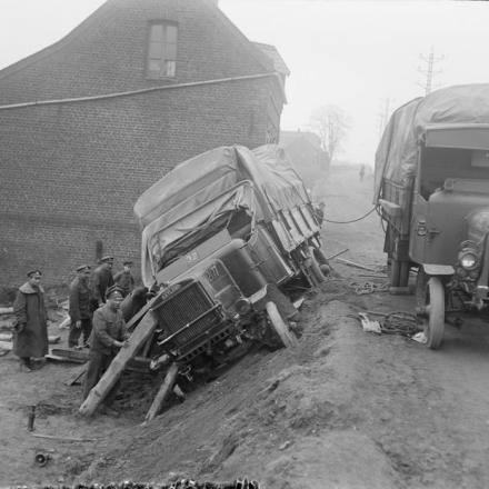 Un camion "First Aid" in procinto di rimorchiare un camion Leyland che è andato oltre la scarpata. Bruay, 9 aprile 1918. © IWM (Q 10886)