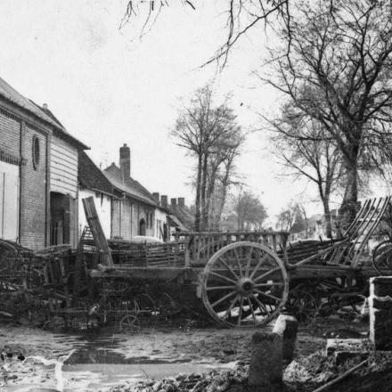 Barricata di attrezzi agricoli attraverso una strada a Merville-aux-Bois, 10 aprile 1918. © IWM (Q 78111)