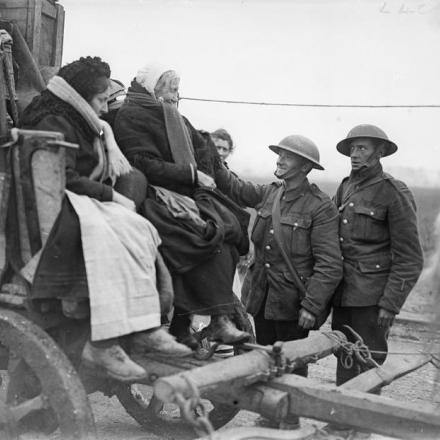 Soldati britannici in conversazione con anziane donne rifugiate. Vicino a Bethune, il 10 aprile 1918. © IWM (Q 8686)