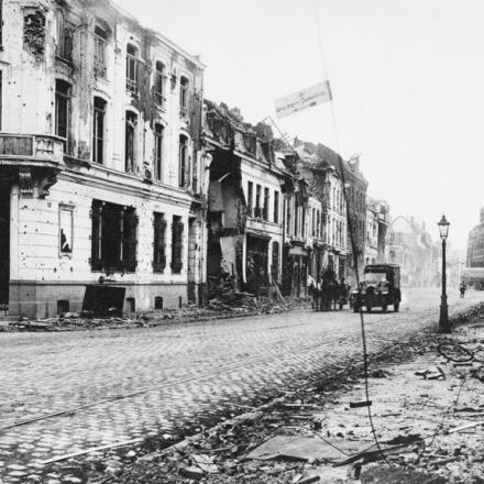 Rovine nella città di Armentieres evacuata dagli inglesi, l'11 aprile 1918. © IWM (Q 61031)