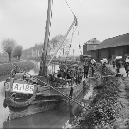 Battaglia di Hazebrouck. Uomini che evacuano su una chiatta del materiale da un deposito di Merville , per impedire che cada in mani tedesche, l'11 aprile 1918. © IWM (Q 6509)