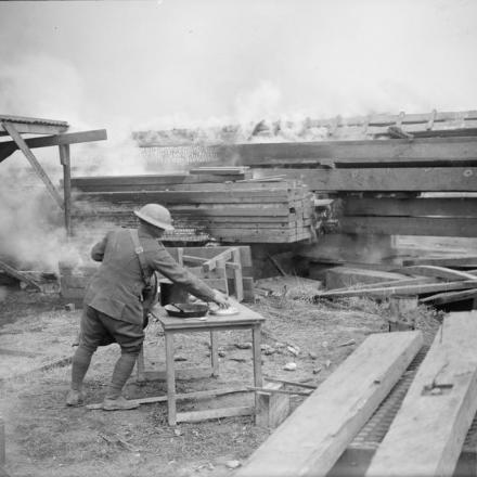 Il deposito di legname dei Royal Engineers viene dato alle fiamme prima del ritiro britannico. Merville, 11 aprile 1918, il giorno della sua resa ai tedeschi. © IWM (Q 7860)