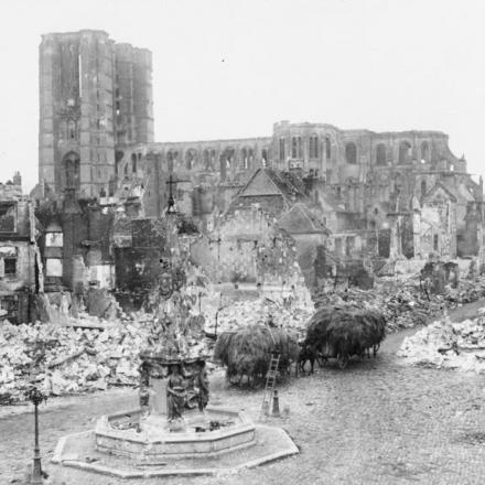 Rovine della chiesa di Armentieres, aprile 1918. Nella piazza centrale due carri tedeschi. © IWM (Q 61049)