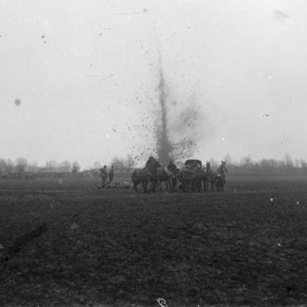 Battaglia di Estaires. Scoppio di una granata dedesca nei pressi di una linea di artiglieria, vicino al canale La Bassee, aprile 1918. © IWM (Q 10876)