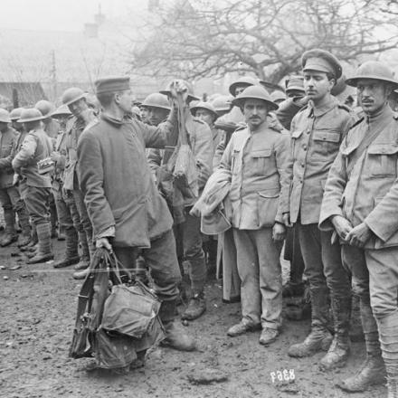 Prigionieri portoghesi catturati ad Armentieres che abbandonano le loro maschere antigas in un punto di raccolta, aprile 1918. © IWM (Q 55259)