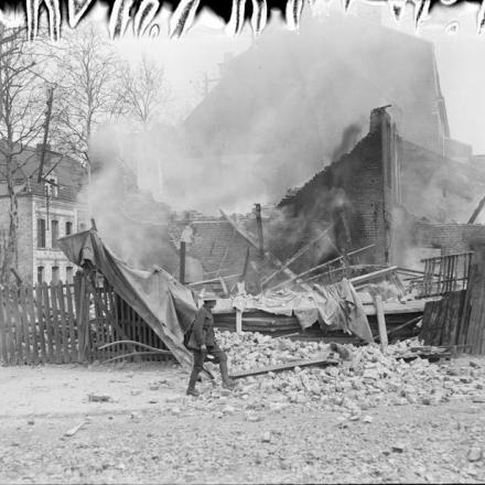 Un incendio a Bethune causato dal bombardamento tedesco, il 13 aprile 1918. © IWM (Q 10896)