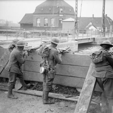 La battaglia del Lys. Artiglieri inglesi che presidiano una barricata su un ponte che attraversa il canale Lys a Marquois, il 13 aprile 1918. © IWM (Q 6612)