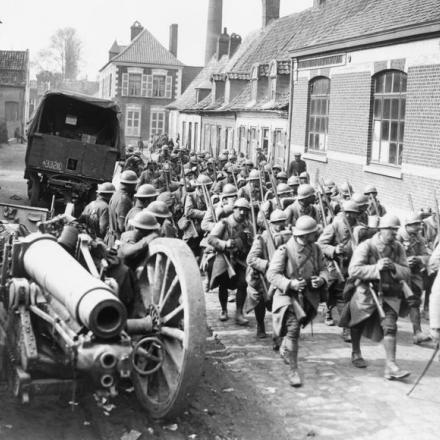 Battaglia di Hazebrouck. Rinforzi francesi che attraversano Caestre, 13 aprile 1918. Passano accanto a un obice da 6 pollici della Royal Garrison Artillery che è stato rimorchiato. © IWM (Q 8719)