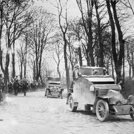 Battaglia del Lys. Cavalleria francese che passa per Hesdin. © IWM (Q 378 )