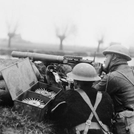 Squadra di fucilieri Lewis sulla sponda del canale Lys a Saint Venant durante la battaglia di Hazebrouck, il 15 aprile 1918.© IWM (Q 10902)