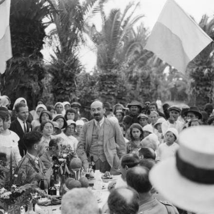 Chaim Azriel Weizmann, presidente della Commissione sionista per la Palestina, parlando al banchetto nel Palm Alley, Rishon LeZion, 16 aprile 1918. © IWM (Q 13195)