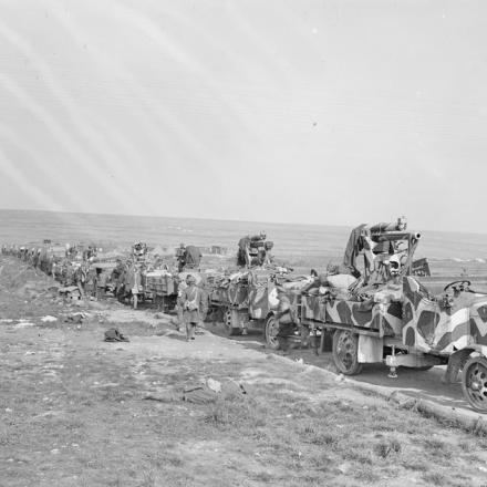 Batterie antiaeree mobili  britanniche ferme sul ciglio della strada ad Avesnes durante la ritirata. © IWM (Q 10289)