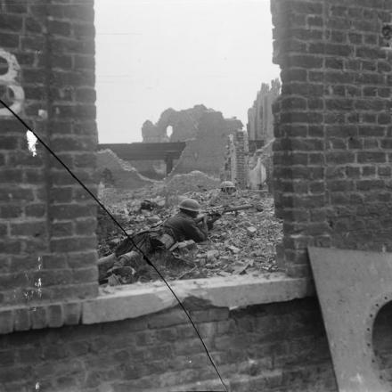 Pattuglia del 1° battaglione, Cameron Highlanders (1a divisione) in azione tra le rovine di Cuinchy, il 17 aprile 1918.© IWM (Q 10941)