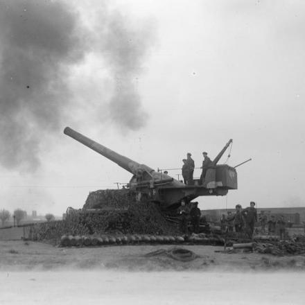 Una cannone da 9 pollici della Royal Garrison Artillery. Vicino a Bethune, il 17 aprile 1918. © IWM (Q 11591)