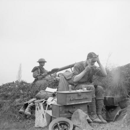 Una mitragliatrice Lewis del Tank Corps vicino a Robecq, il 17 aprile 1918. Uno dei soldati si sta radendo di fianco alle scatole munizioni. © IWM (Q 8721)