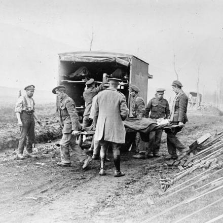Un ferito in barella viene caricato su un'autoambulanza a Frevent. © IWM (Q 336)