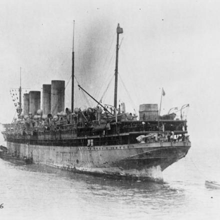 La nave da trasporto truppe americana USS Agamennon arriva a Brest, 18 aprile 1918. © IWM (Q 52954)